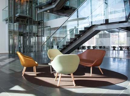 løst tæppe i filt på kontor